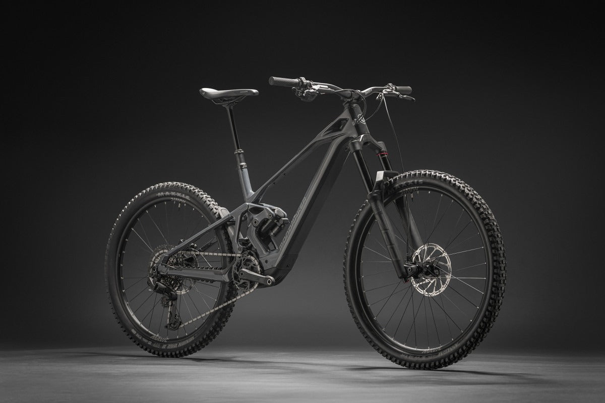 ZENDIT S, Obsidian Grey - Pidiendo Pista